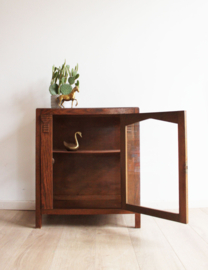 Antiek theekastje met glazen zijkanten. Houten vintage kastje