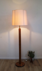 Houten vintage schemerlamp met beige kap. Scandinavische retro vloerlamp