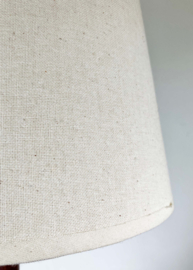 Houten vintage tafellamp met beige kap. Scandinavische retro lamp