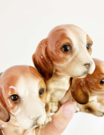 Keramieken vintage honden beeldje. Retro sculptuur met 3 cockerspaniël  puppy's