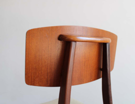 Houten vintage stoeltje. Mid Century retro slaapkamer stoel