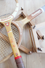 Set houten retro tennisrackets in regaal. Vintage rackets o.a. Slazenger