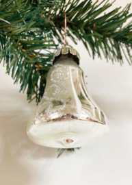 Glazen vintage kerstbal - belletje. Zilver retro kerstklokje.
