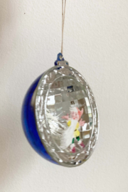 Blauwe vintage diorama kerstbal met kabouter. Kunststof retro kerstversiering.