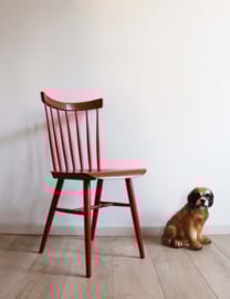 Rode vintage spijlenstoel. Houten retro stoel met Scandinavisch tintje