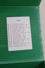 Groene vintage koffer met 18 geschiedenis schoolplaten. Retro lesmateriaal, met boekjes over de Nederlandse geschiedenis
