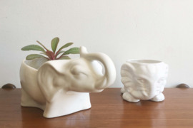 Set witte vintage olifanten potten. 2 aardewerk retro bloempotten