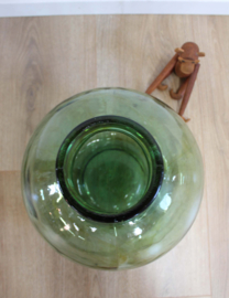Grote groene vintage vaas. Glazen retro flesvaas
