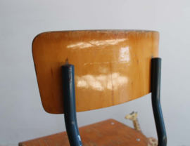 Hout/metalen vintage schoolstoel. Retro stoeltje - zithoogte 34 cm