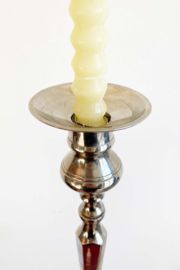 Zilverkleurige vintage kandelaar. Antieke (?) brocante kaarsenhouder