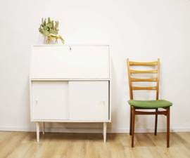 Witte vintage kast met opklapbaar blad. Houten retro secretaire/dressoir