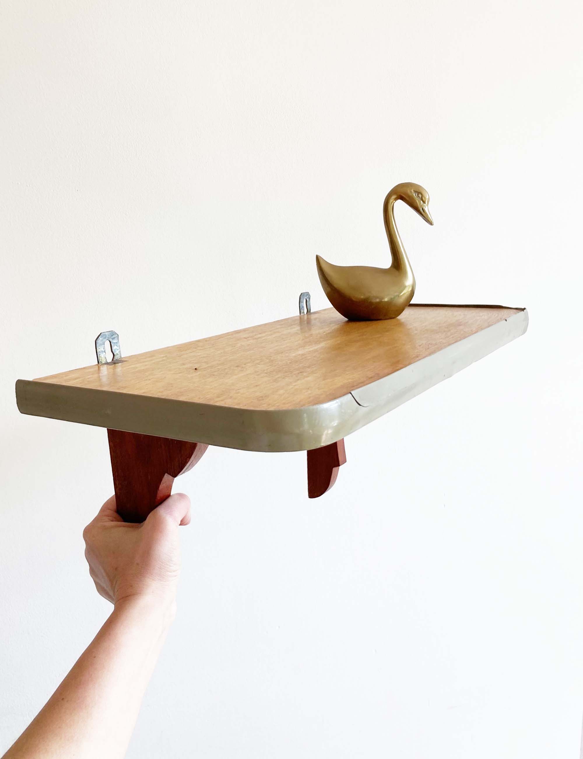 Houten vintage schapje. Retro plankje voor aan de wand