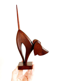 Houten vintage hondje. Retro Mid-century beeldje van een hond