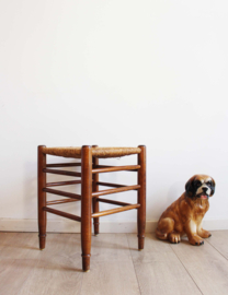 Houten vintage krukje met biezen zitting. Retro / boho bankje