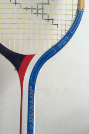 Houten retro tennisracket in regaal. Vintage Dunlop racket