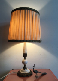 Vintage lamp op albast/marmeren voet. Kitsch tafellamp met geplooide kap