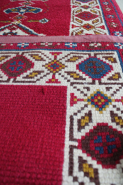 Handgemaakt boho vloerkleed in rood tinten. Vintage Smyrna tapijt.