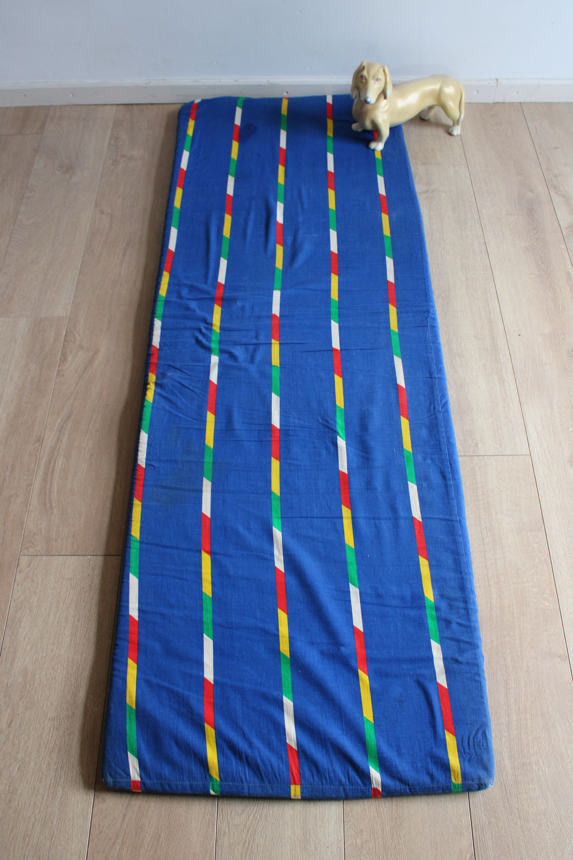Blauw vintage logeermatras. Opvouwbaar retro matras / speelkussen