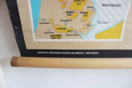 Vintage schoolplaat - Bedreigd waterland. Retro landkaart Nederland, o.a. de rampvloed uit 1953 en het Deltaplan