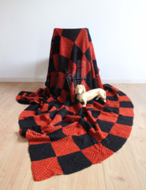 Zwart / oranje rood geblokte vintage sprei. Handgemaakte retro lapjes deken/ plaid