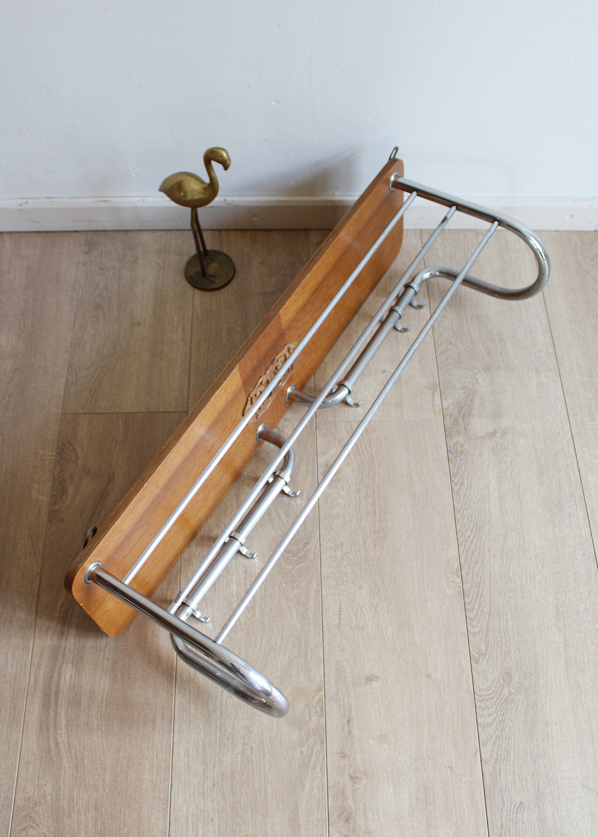 Vintage wandkapstok van hout en metaal. Retro Art Deco stijl kapstok