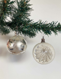 Set zilveren vintage kerstballen. Glazen kerstversiering, deukbal en kerstboom