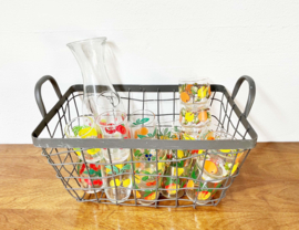 Grote set vintage sapglazen met karaf. Retro limonade glazen met fruit decor