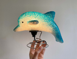 Koddige retro dolfijnen lamp. Vintage tafellamp