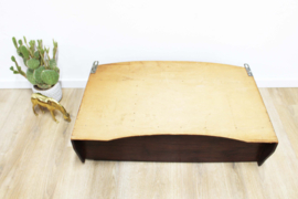 Vintage kast voor aan de muur. Antiek look houten wandkastje.