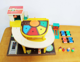Vintage Fisher-Price garage met auto's en poppetjes. Retro speelgoed 930 - compleet