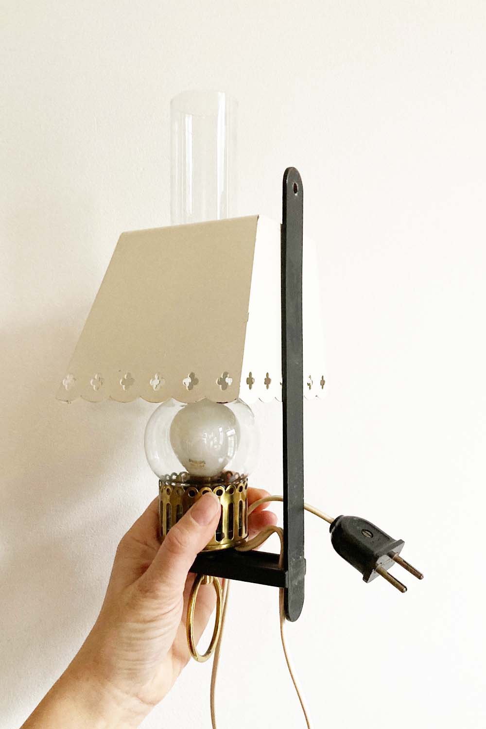 Antiek wandlampje - Schutz Mark. Vintage lampje met witte kap