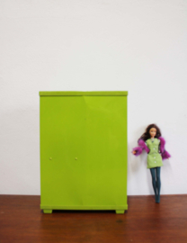 Vintage Lesly kledingkast met opklapbed voor Barbie/Sindy. Retro speelgoed kast