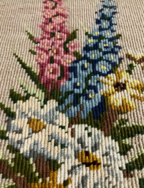 Vintage borduurwerk met veldboeket in lijst. Retro bloemen 'schilderijtje