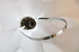 Toffe vintage lamp met kunststof kap. Retro design hanglamp