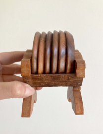 Houten vintage onderzetters van in houder. Zes retro onderzettertjes.