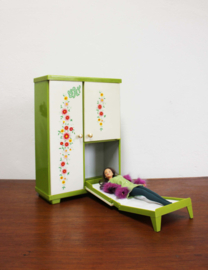 Vintage Lesly kledingkast met opklapbed voor Barbie/Sindy. Retro speelgoed kast