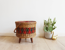 Rotan vintage naaimand op houten pootjes. Retro mand /doos/ kistje