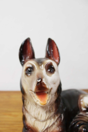 Groot gipsen honden beeld. Vintage herdershond beeldje / sculptuur