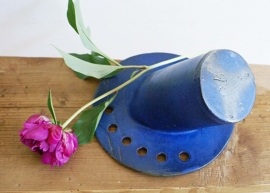 Unieke blauwe aardewerk vintage vaas. Cor Unum?  Retro design vaasje met gaten