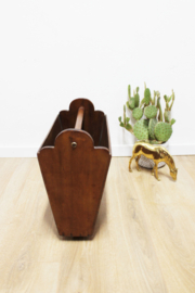 Houten vintage krantenbak. Retro lectuurbak / magazine holder