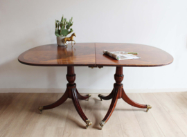 Vintage tafel met op messing klauwpoten met wieltjes eronder. Houten eettafel