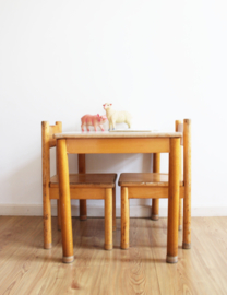 Houten vintage lessenaar met 2 stoeltjes. Retro Schilte tafel met schoolstoelen