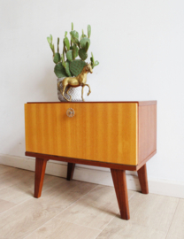 Houten vintage nachtkastje. Mid Century retro kast met klepdeur.