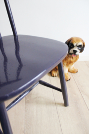 2 paarse vintage spijlenstoelen. Houten retro stoelen.