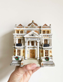 Lemax First National Bank. Keramieken huisje /  ornament / kerstdorp