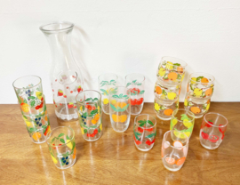 Grote set vintage sapglazen met karaf. Retro limonade glazen met fruit decor