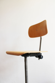 Industriële retro tekenstoel. Vintage atelier / werkplaats stoel