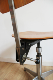Industriële retro tekenstoel. Vintage atelier / werkplaats stoel
