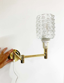 Goudkleurig vintage wandlampje met glazen kap. Hollywood Regency stijl lamp