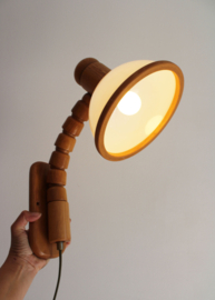 Houten vintage wandlamp met witte kap. Retro design lamp - Steinhauer.